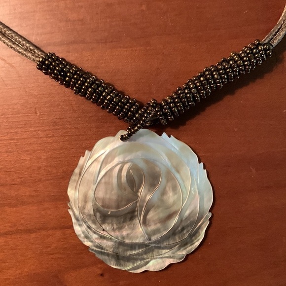 Abalone Rose‎ Necklace - Picture 3 of 4